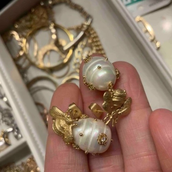 NWT bee and large pearl honey drop earrings - Picture 2 of 5